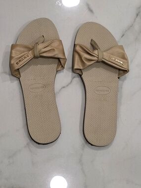 Havaianas Women’s Metallic Gold Knot Slide Sandals